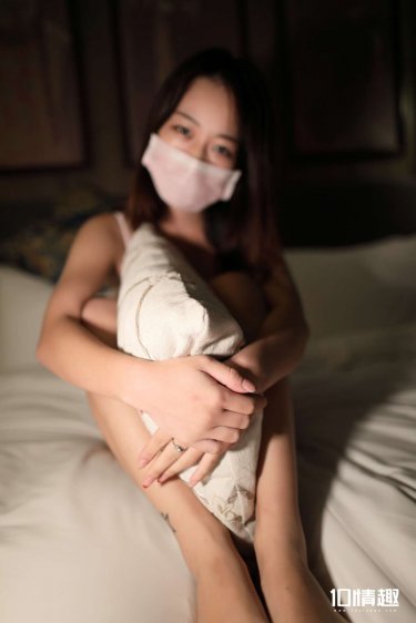 女人叭开腿让男人捅